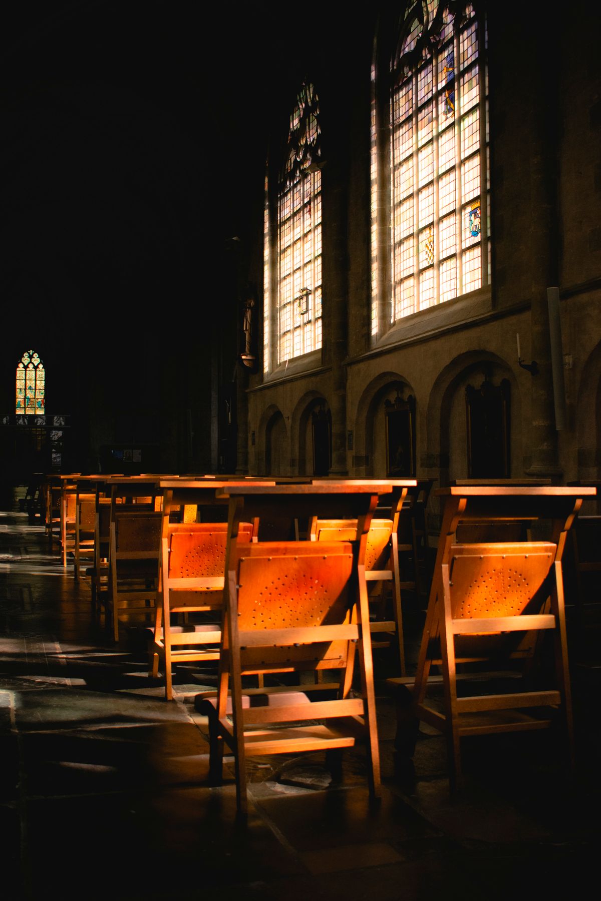 Een lege, klaargemaakte kerk net voor de ceremonie